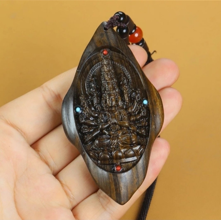 【大師開光】印尼達拉手工雕刻千手觀音吊墜(沉香木),由大師親自開光,散發神秘的能量!辟邪化煞,增添財源滾滾,祛病消災,為你帶來全方位的祥瑞庇佑。 【大師開光】印尼達拉手工雕刻千手觀音吊墜(沉香木),由大師親自開光,散發神秘的能量!辟邪化煞,增添財源滾滾,祛病消災,為你帶來全方位的祥瑞庇佑。